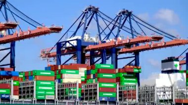Hollanda, Rotterdam Limanı 'ndaki bir terminalden denize açılmaya hazırlanan büyük bir kargo gemisi konteynırlarla dolu..