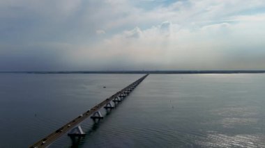 Hollanda 'daki Zeelanbrug asma köprüsünün 4K hava görüntüsü.
