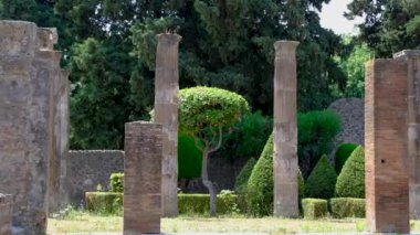 İtalya 'nın Pompeii şehrinde ayakta kalan binalar ve sütunlar.