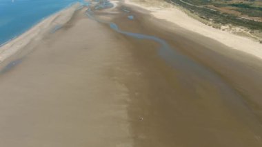 Hollanda 'nın güneyindeki Ouddorp plajının 4K hava görüntüsü.