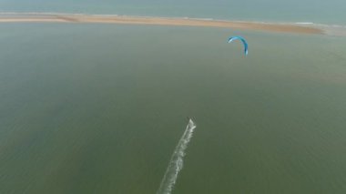 Hollanda 'daki bir uçurtmacı Ouddorp plajının 4K hava görüntüsü..