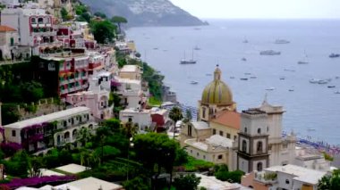 İtalya 'nın Amalfi Sahili' ndeki Positano ve Positano Sahili 'nin ikonik manzarası..