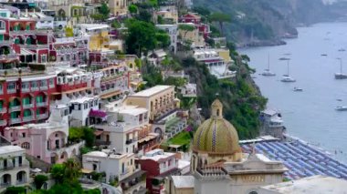İtalya 'nın Amalfi Sahili' ndeki Positano ve Positano Sahili 'nin ikonik manzarası..