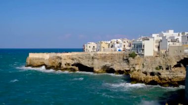 Polignano a Mare, Bari, Puglia, İtalya 'da Adriyatik Denizi manzaralı..