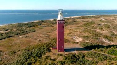 Hollanda 'nın güneyindeki Ouddorp Sahili' ndeki Westhoofd Deniz Feneri 'nin 4K hava görüntüsü..