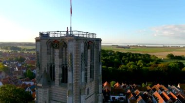 Goeree-Overflakkee adasındaki Goedereede Kulesi 'nin havadan görünüşü, Güney Hollanda, Hollanda.