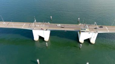 Hollanda 'daki Zeelanbrug asma köprüsünün 4K hava görüntüsü.