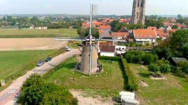 Hollanda 'nın güneyindeki Goeree-Overflakkee adasındaki De Windvang değirmeninin hava manzarası..