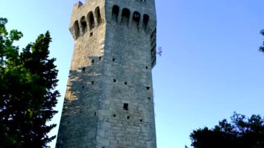 Montale Kulesi 'nin alçak açılı görüntüsü, San Marino Cumhuriyeti' ndeki Monte Titano 'nun tepesinde..