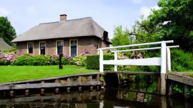 Hollanda 'nın Giethoorn köyündeki bir kanalda geleneksel kıyı evi..