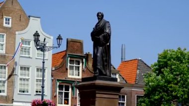 Hollanda 'nın Delft kentindeki Old Market Meydanı' ndaki geleneksel Hollanda binalarının önünde Hugo Grotius anıtı bulunuyor..