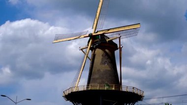 Hollanda 'nın güneyindeki Delft şehrindeki Windmill de Roos' un yakın görüntüsü.