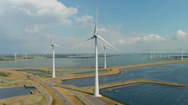 Hollanda 'da bir otoyol kenarındaki midye çiftliğinin ve rüzgar türbinlerinin havadan görüntüsü..