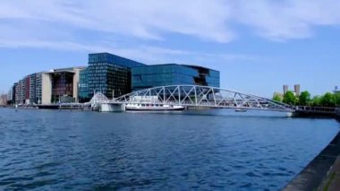Amsterdam, Hollanda 'daki Bay JJ van der Veldebrug Köprüsü ve Konservatuvarı.