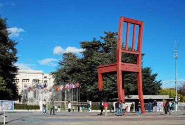 Cenevre 'deki Birleşmiş Milletler binası önündeki Cenevre Kırık Sandalye Anıtı yakından çekildi.