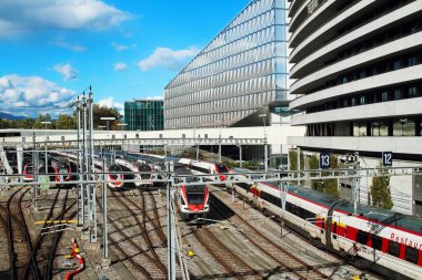Şehrin arka planına karşı pek çok trenin bulunduğu Cenevre Secheron tren istasyonu manzarası. Cenevre, İsviçre.