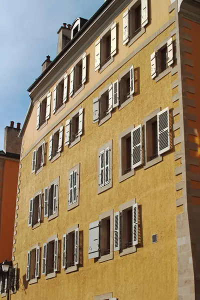 İsviçre, Cenevre 'de eski ahşap panjurlu eski ahşap pencere desenli eski ahşap duvar desenli eski çok katlı ev cephesi.