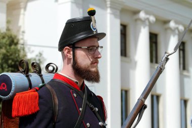 GENEVA; SWitzERLAND-Mayıs 04, 2024: sokak geçit töreni katılımcısı Zürih milis üniforması. Vieux Grenadiers Cemiyeti 'nin 275 yıllık yıldönümü, Mayıs 04, 2024