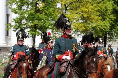SWitness ZERLAND-04 Mayıs 2024: Süvari Birliği - Vaud Kanton milis üniforması ile sokak geçit töreni katılımcıları. Vieux Grenadiers Cemiyeti 'nin 275 yıllık yıldönümü, Mayıs 04, 2024