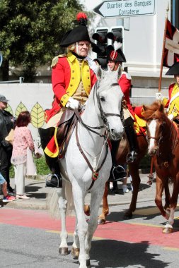 SWitness ZERLAND-04 Mayıs 2024, Bernese Süvari Birliği 'nin başındaki subay sokak geçit törenine katılıyor. Vieux Grenadiers Cemiyeti 'nin 275 yıllık yıldönümü, Mayıs 04, 2024