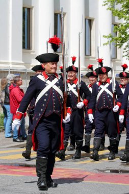 SWitness ZERLAND-04 Mayıs 2024 Bern Kantonu 'nun milis timi. Eski El Kaideleri Mart, Vieux Grenadiers Derneği 'nin 275 yıllık yıldönümü, Mayıs 04, 2024