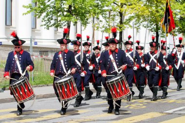 Davulcular, Bern Kantonu 'nun milis kuvvetlerine önderlik ediyor. Eski El Kaideleri Mart, Vieux Grenadiers Derneği 'nin 275 yıllık yıldönümü, Mayıs 04, 2024