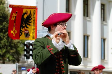 GENEVA; SWitness ZERLAND-04 Mayıs 2024: Cenevre 'nin flütçüleri ve davul orkestrası, bir sokak geçidinde yer alıyor. Vieux Grenadiers Cemiyeti 'nin 275 yıllık yıldönümü, Mayıs 04, 2024