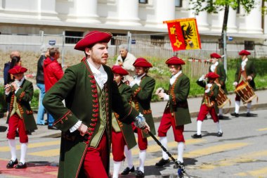 GENEVA; SWitness ZERLAND-04 Mayıs 2024: Cenevre 15 ve davul orkestrası bir sokak geçidinde yer alıyor. Vieux Grenadiers Cemiyeti 'nin 275 yıllık yıldönümü, Mayıs 04, 2024