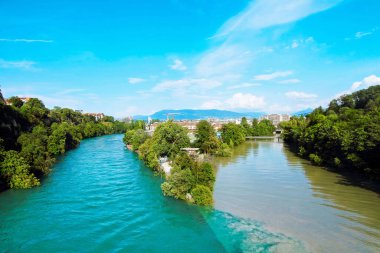 İsviçre 'nin Cenevre kentindeki Jonction Köprüsü' nden Rhone ve Arve nehirlerinin kesişiminin muhteşem manzarası.