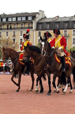 Süvari birliği. Bernese Dragoons üniforması giymiş sokak yürüyüşü katılımcısı. Vieux Grenadiers Cemiyeti 'nin 275 yıllık yıldönümü, Mayıs 04, 2024