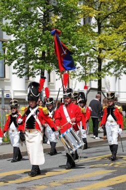 GENEVA; SWitness ZERLAND-04 Mayıs 2024: Leontica piyade mangası tarihi milisleri Eski Grenadiers Yürüyüşü, Vieux Grenadiers topluluğu 275 yıllık yıldönümü, Mayıs 04, 2024