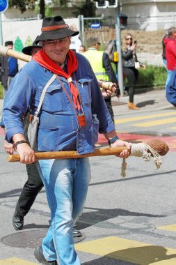 GENEVA; SWitness ZERLAND-04 Mayıs 2024: Jorat 'ın haydutları gibi giyinmiş sokak katılımcısı, ilk teröristler, bir sokak geçidinde yer alıyor. Vieux Grenadiers Cemiyeti 'nin 275 yıllık yıldönümü, Mayıs 04, 2024