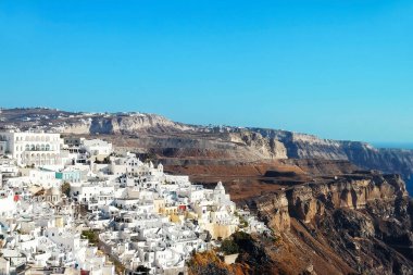 Thira şehri, Santorini adası manzarası. Dağ yamacındaki geleneksel beyaz evler. Thira, Santorini, Yunanistan.