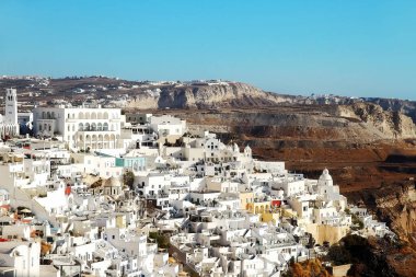 Thira şehri, Santorini adası. Dağ yamacındaki geleneksel beyaz evler. Thira, Santorini, Yunanistan.