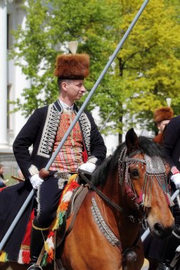 GENEVA; SWitness ZERLAND-04 Mayıs 2024: Sinjska Alka Hırvatistan. At üstünde mızraklı Alkar, Vieux Grenadiers topluluğunun 275 yıllık yıldönümü olan Eski Grenadiers Yürüyüşü 'ne katılıyor.