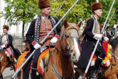 GENEVA; SWitness ZERLAND-04 Mayıs 2024: Sinjska Alka Hırvat Süvari mızrakçıları - sokak geçit töreni katılımcıları. Vieux Grenadiers Cemiyeti 'nin 275 yıllık yıldönümü, Mayıs 04, 2024