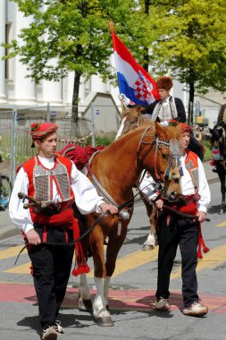 GENEVA; SWitzERLAND-Mayıs 04, 2024: Sinjska Alka Hırvat takımı, Vieux Grenadiers topluluğunun 275 yıllık yıldönümü olan eski Grenadiers Yürüyüşü 'ne katıldı.