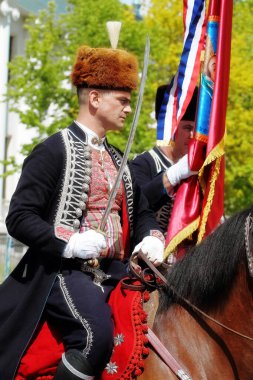 GENEVA; SWitness ZERLAND-04 Mayıs 2024: Sinjska Alka Hırvatistan. Vieux Grenadiers Cemiyeti 'nin 275 yıllık yıldönümü olan Eski Grenadiers Yürüyüşü' ne atları kılıçlı ve tüylü iki Alkars katılıyor.