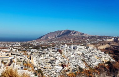 Thira şehrinin en iyi manzarası, Santorini adası. Dağ yamacındaki geleneksel beyaz evler. Thira, Santorini, Yunanistan.