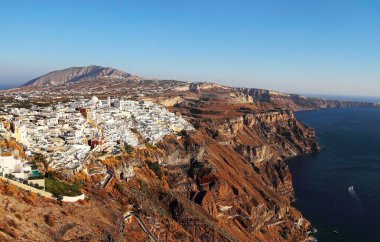 Santorini adası ve Ege Denizi 'ndeki dağ yamacındaki beyaz evlerin resimli görüntüsü. Thira, Santorini, Yunanistan.