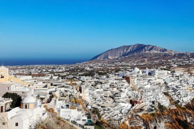 Dağ yamacındaki geleneksel beyaz evler. Thira, Santorini adası, Yunanistan.
