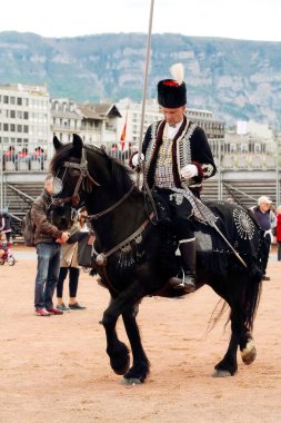 GENEVA; SWitZERLAND-04 Mayıs 2024: Sinjska Alka Hırvat süvarisi siyah at üzerinde terbiye gösterisi yaptı. Yaşlı Grenadiers Yürüyüşü. Vieux Grenadiers Derneği 'nin 275 yıllık yıldönümü, Mayıs 04, 2024