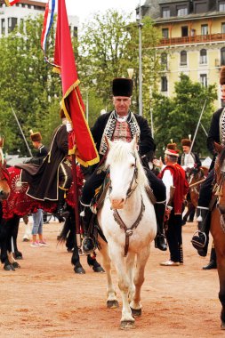 GENEVA; SWitness ZERLAND-04 Mayıs 2024: Sinjska Alka Hırvatistan süvarisi beyaz atın üzerinde bayrak taşıyor. Yaşlı Grenadiers Yürüyüşü. Vieux Grenadiers Derneği 'nin 275 yıllık yıldönümü, Mayıs 04, 2024