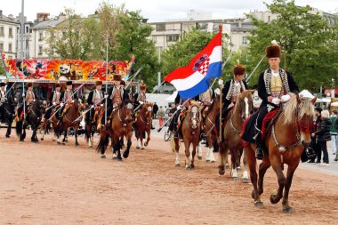 GENEVA; SWitness ZERLAND-04 Mayıs 2024: Sinjska Alka Hırvatistan Süvari Birliği - sokak geçit törenine katılanlar. Vieux Grenadiers Cemiyeti 'nin 275 yıllık yıldönümü, Mayıs 04, 2024