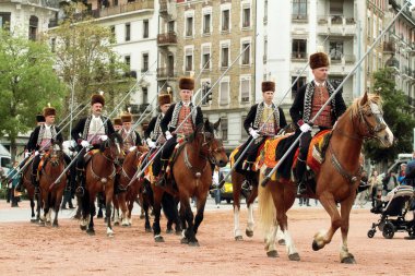 GENEVA; SWitZERLAND-04 Mayıs 2024: Sinjska Alka Hırvat Süvari Birliği mızraklı Eski El bombaları Yürüyüşü 'ne katıldı. Vieux Grenadiers Derneği 'nin 275 yıllık yıldönümü, Mayıs 04, 2024