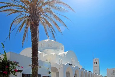 Thira, Santorini 'deki Ortodoks Metropolitan Katedrali. Açık mavi gökyüzünün arka planına karşı cephe görüntüsü. Thira, Santorini, Yunanistan.