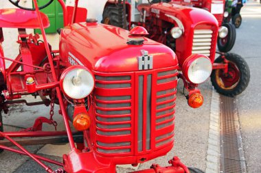 Russin, İsviçre, 19 Eylül 2022: Eski Tarım Traktörü - MC Cormick Farmall Russin, Cenevre kantonu, İsviçre - 19 Eylül 2022