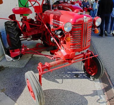 Russin, İsviçre, 19 Eylül 2022: Eski Tarım Traktörü- MC Cormick Farmall Russin, Cenevre, İsviçre - 19 Eylül 2022