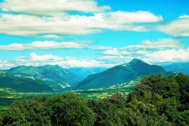 Yüksek dağ zirveleri ve yeşil çayırları olan dağlık bir arazi. Saleve Dağı 'nın tepesinden görüntüle.