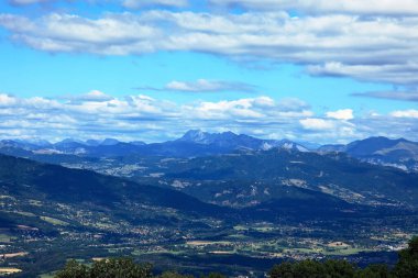 Yüksek dağ zirveleri olan dağlık bir arazi. Saleve Dağı 'nın tepesinden görüntüle.